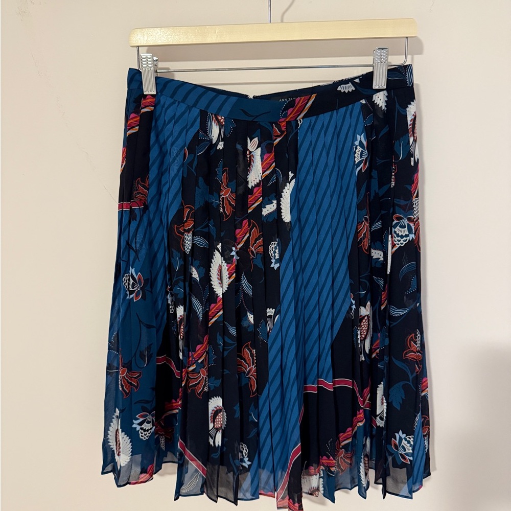 Ann Taylor Blue and Red Skater Skirt Knee-Length Pleated